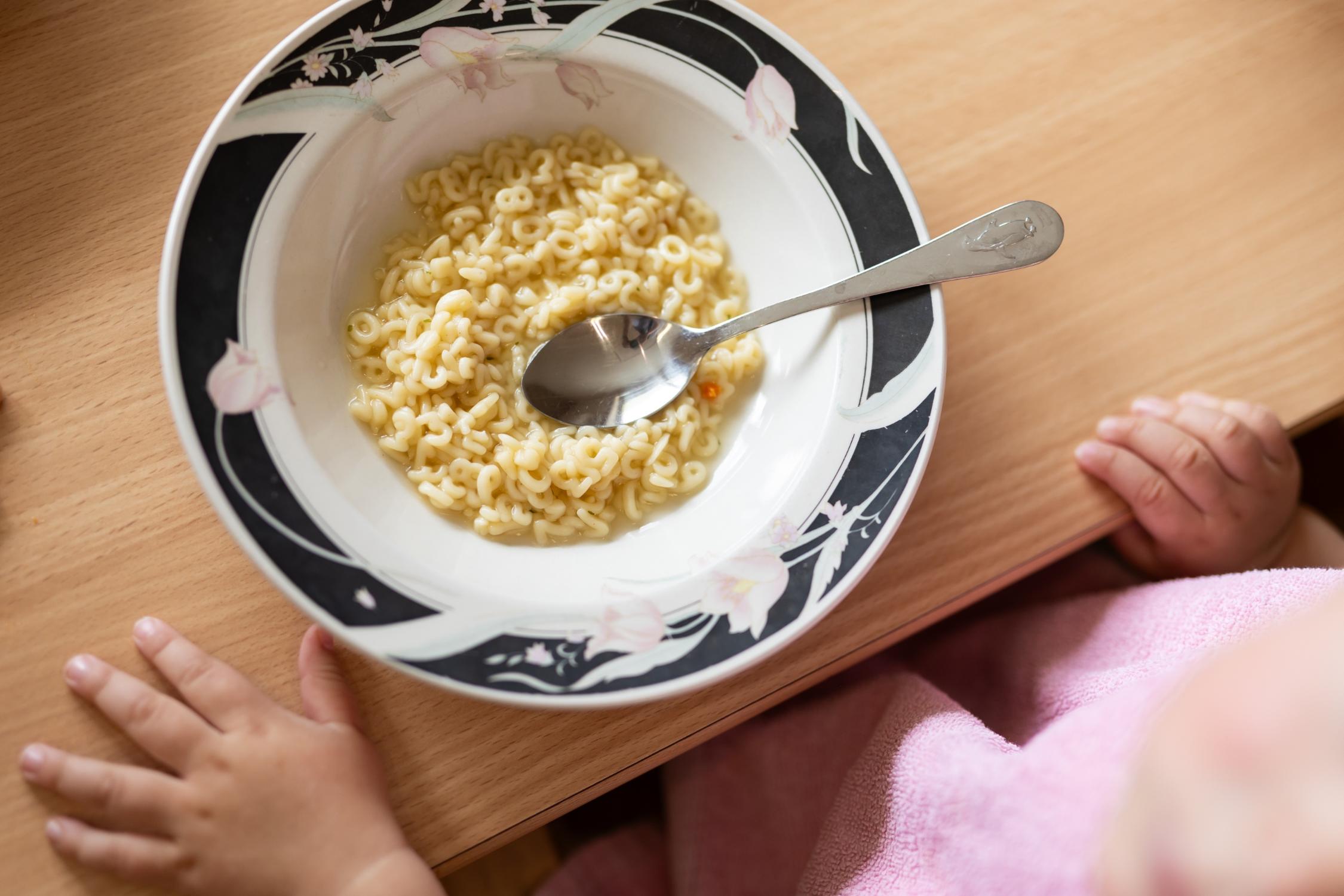 Teller mit Buchstabensuppe